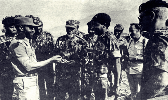 Machel talks to soldiers
