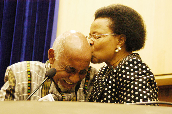 Graça comforts Marcelino, Maputo, 2006