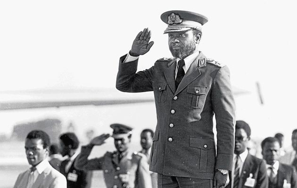 Samora Machel saluting