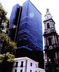 The UCAM reitoria with the skyscraper in the background